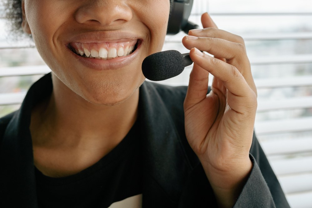 Une conseillère de notre centre d'assistance, casque à la main, prête à vous répondre